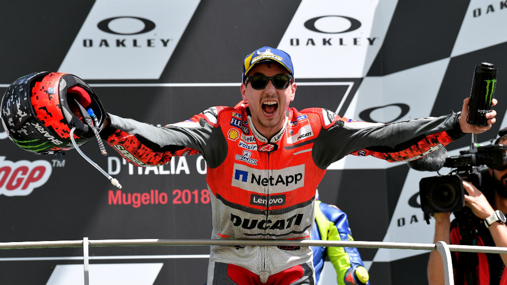 Jorge Lorenzo en el podio del Gran Premio de Italia. (AFP)