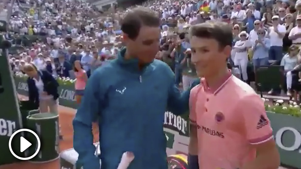 Rafa Nadal, junto al joven que cumplió su sueño de jugar unos puntos contra él.