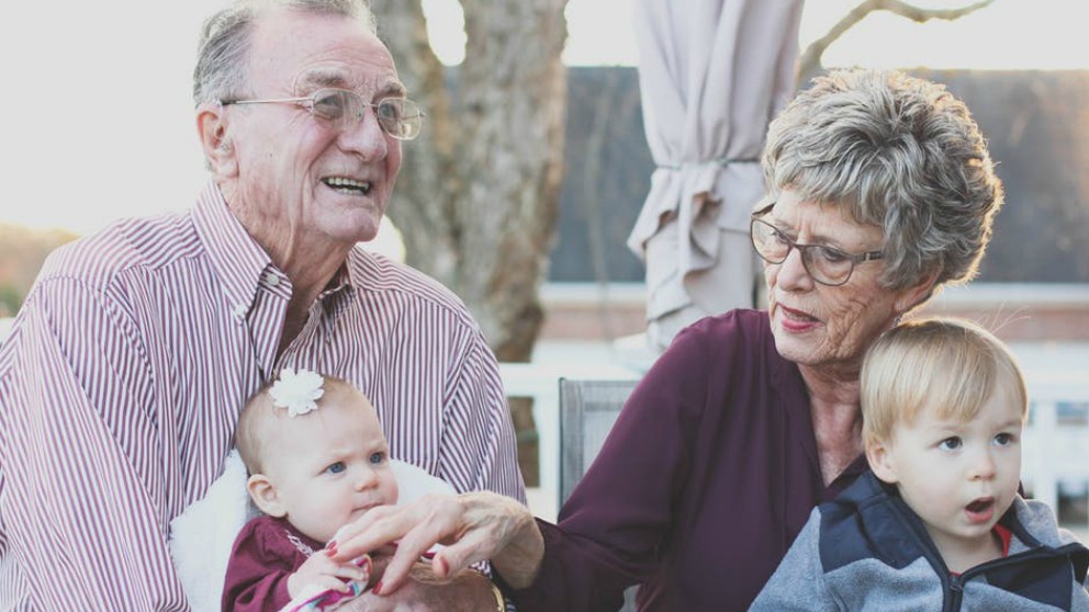 Buena noticia para los abuelos que cuidan de sus nietos. ¡Viven más!