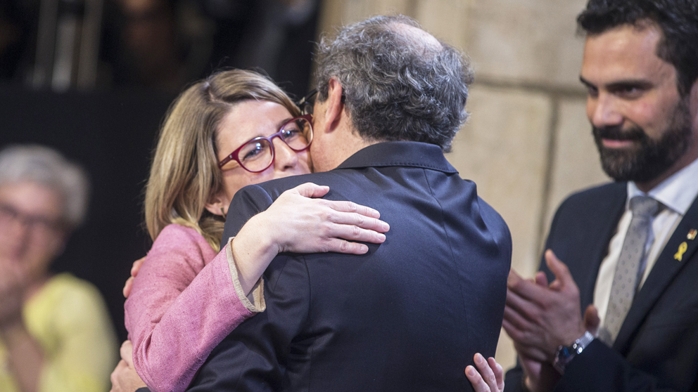 Quim Torra abraza a Elsa Artadi en su toma de posesión como consejera de Presidencia y portavoz del Govern. (Foto: EFE)