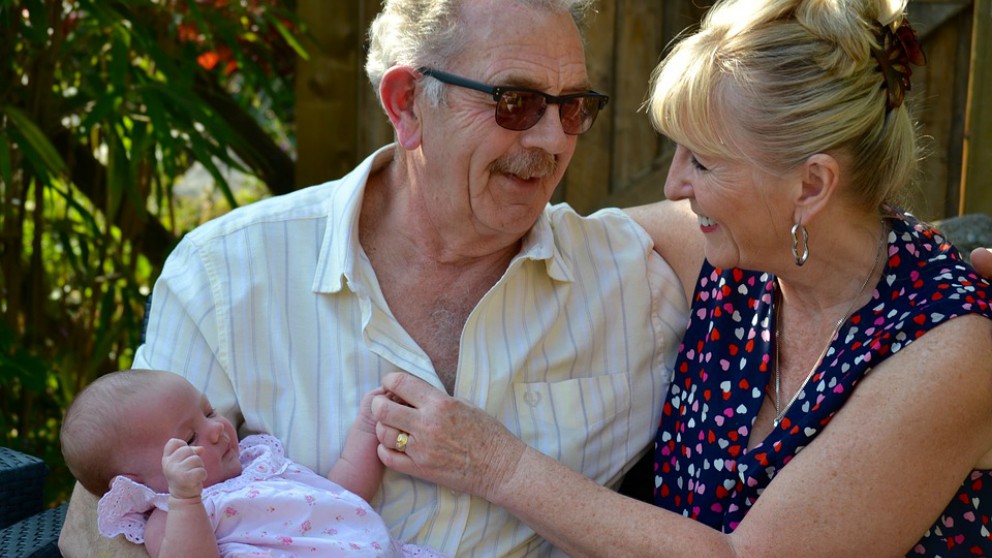 Buena noticia para los abuelos que cuidan de sus nietos. ¡Viven más!