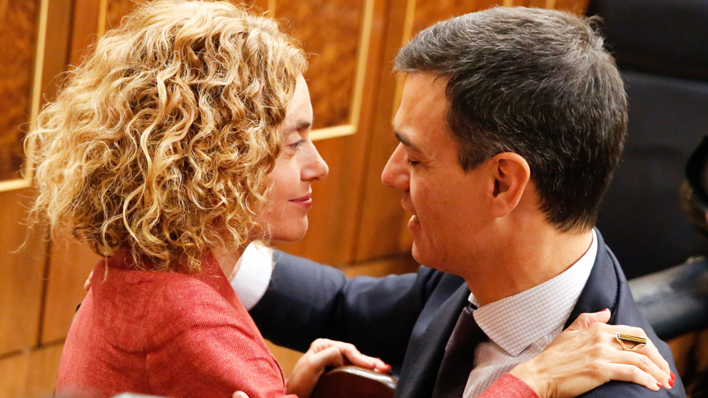 Batet felicita a Sánchez tras el triunfo de la moción de censura. (Foto: PSOE)