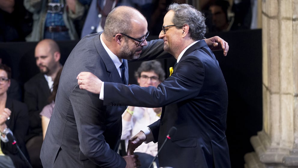 Quim Torra abraza a Miquel Buch en su toma de posesión como consejero de Interior. (Foto: EFE)