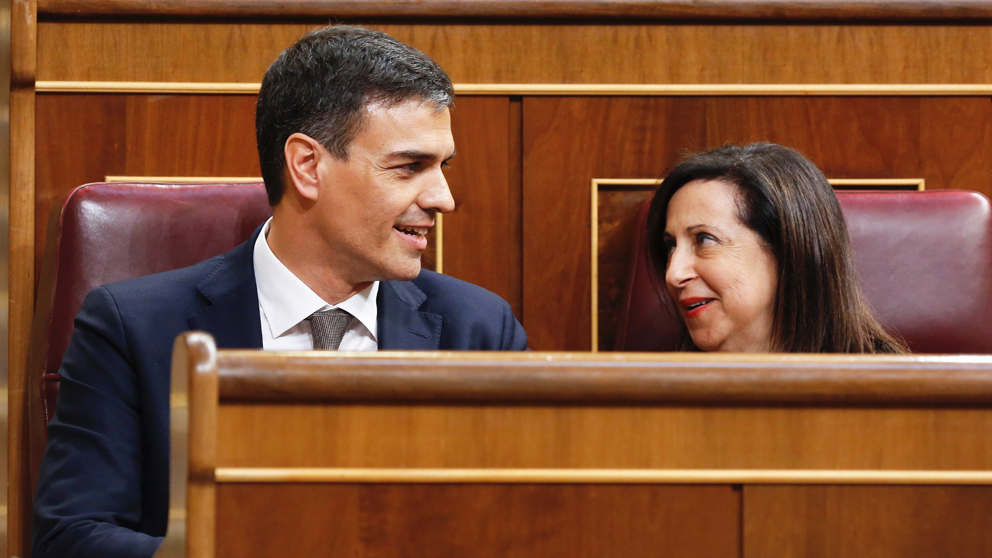 Pedro Sánchez y Margarita Robles. (Foto: PSOE)
