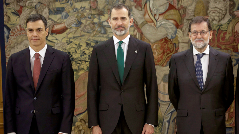 Pedro Sánchez, Felipe Vi y Mariano Rajoy en la toma de posesión del primero como presidente del Gobierno. (Foto: EFE)