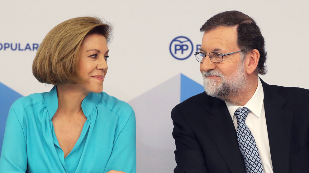 María Dolores de Cospedal y Mariano Rajoy. (Foto: EFE)