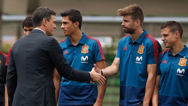 Piqué jugueteó con su móvil durante la visita de Pedro Sánchez