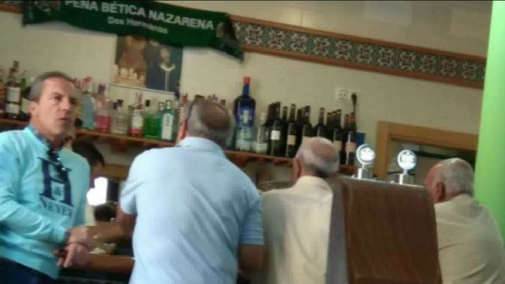 Cristóbal Soria, ‘cazado’ alternando en un bar del Betis.