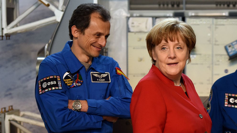El ministro de Ciencia, Pedro Duque, y la canciller alemana, Angela Merkel (Foto: GETTY).