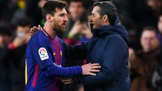 Leo Messi y Ernesto Valverde se saludan durante un partido. (Getty)