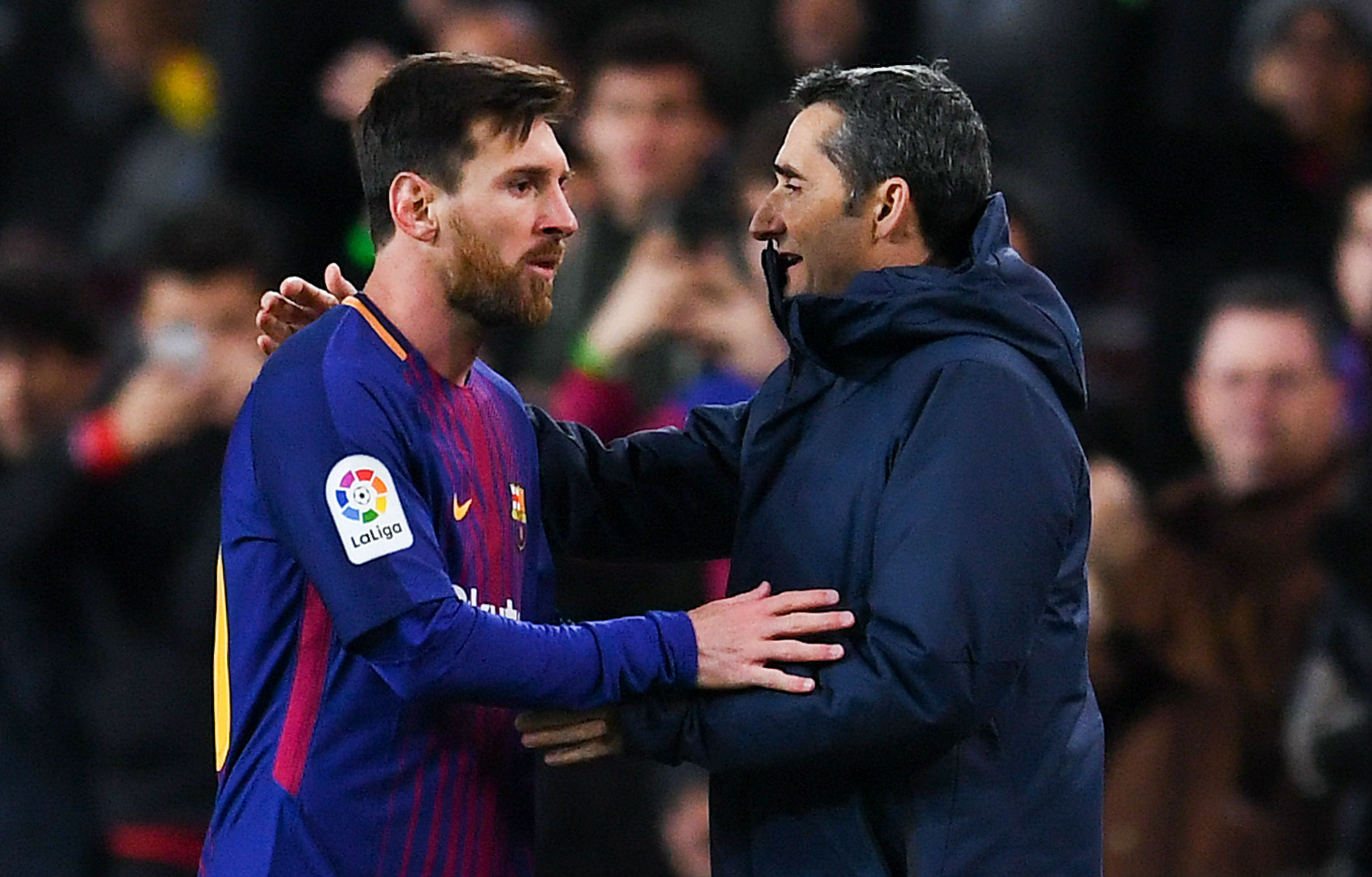 Leo Messi y Ernesto Valverde se saludan durante un partido. (Getty)