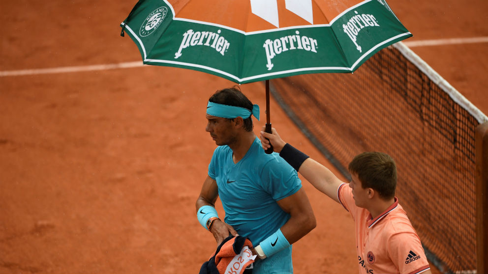 La lluvia aplazó el partido de Nadal en Roland Garros. (AFP)