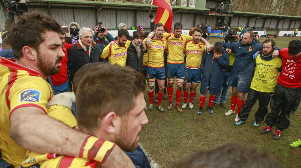 Los jugadores de la selección española de Rugby hace piña.