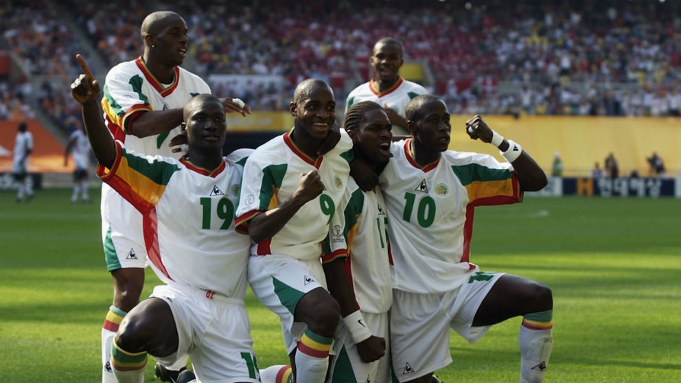 Los jugadores de Senegal celebran un gol en el Mundial de Corea 2002. (Getty)