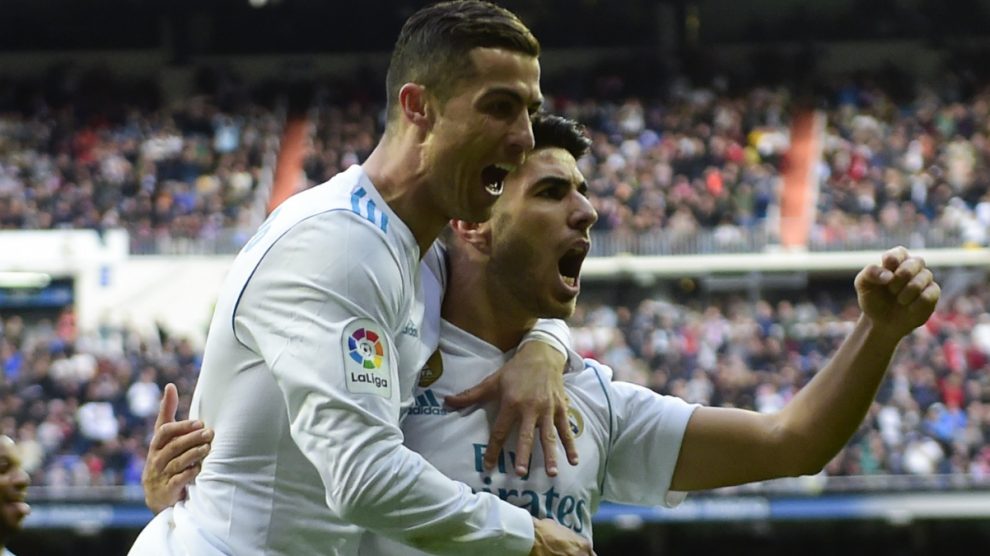 Cristiano Ronaldo y Asensio se abrazan después de un gol esta temporada. (AFP)