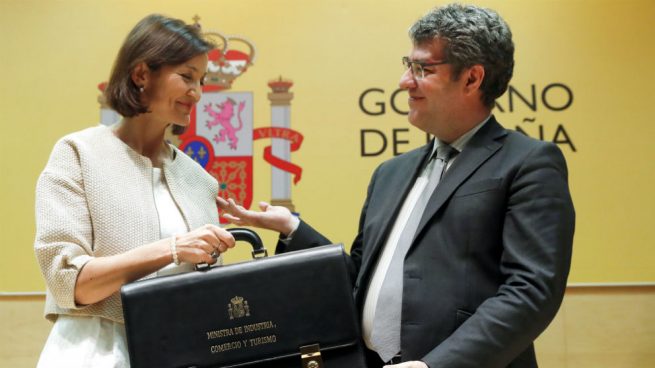La ministra de Industria, Reyes Maroto, recibe la cartera de su antecesor en el cargo, Álvaro Nadal (Foto: EFE/Javier Lizón)