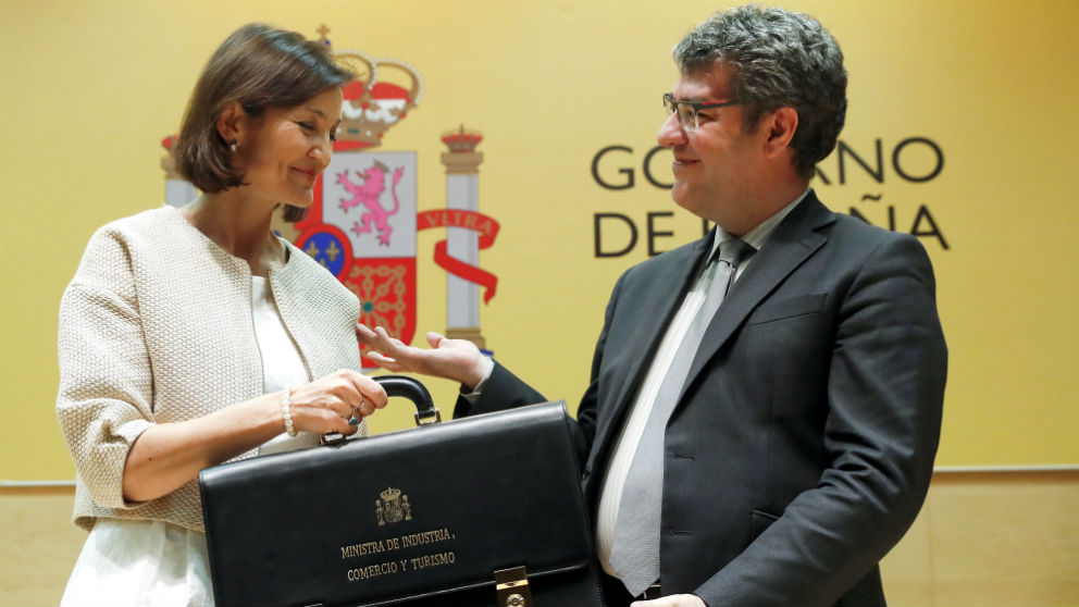 La ministra de Industria, Reyes Maroto, recibe la cartera de su antecesor en el cargo, Álvaro Nadal (Foto: EFE/Javier Lizón)