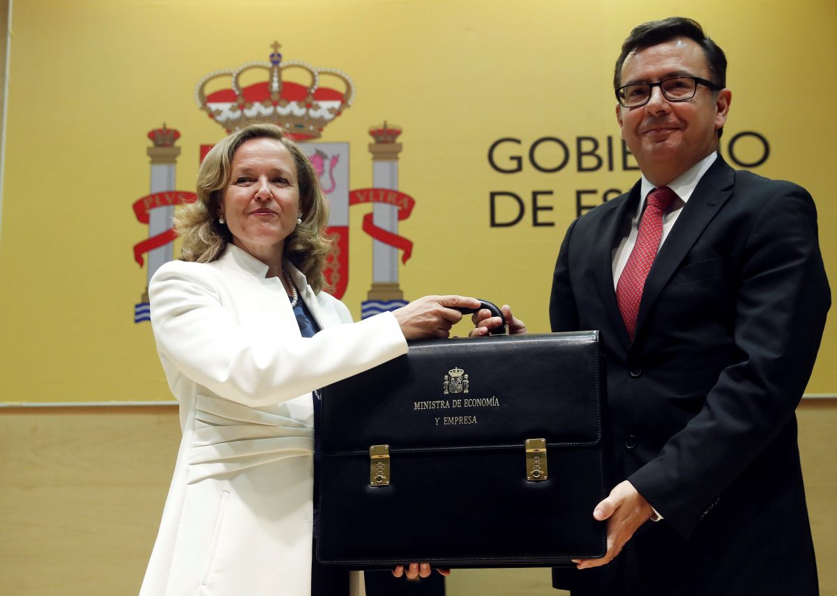 Traspaso de carteras entre Nadia Calviño y Román Escolano, entrante y saliente en el Ministerio de Economía (Foto. EFE)