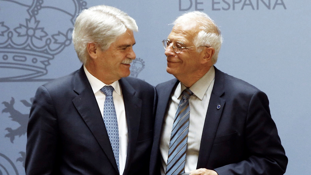 Alfonso Dastis y Josep Borrell. (Foto: EFE)