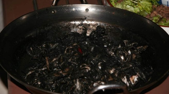 Paella de arroz negro