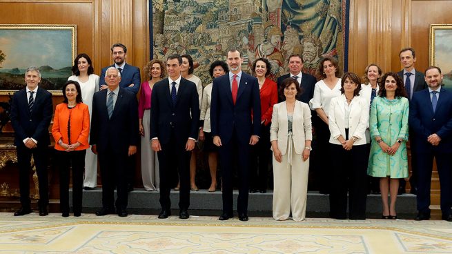 El nuevo Gobierno de Pedro Sánchez modifica el tradicional saludo al Rey
