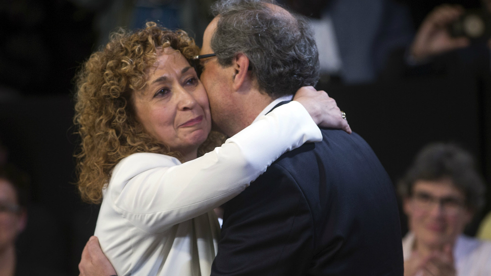 Ester Capella abraza a Quim Torra tras la jura de su cargo como consellera de Justicia en la Generalitat. Foto: EFE