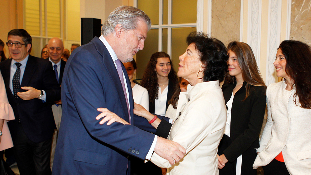 Iñigo Méndez de Vigo e Isabel Celaá en el intercambio de carteras. (Foto: EFE)