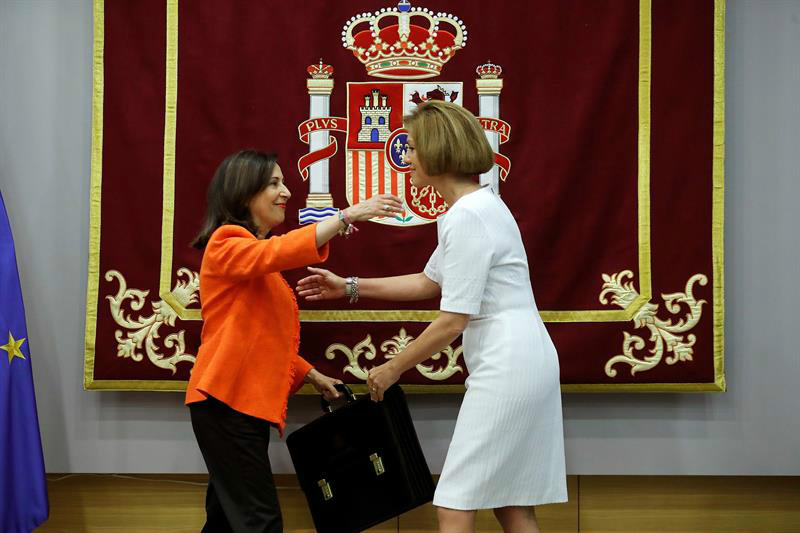 Margarita Robles recibe la cartera de ministra de Defensa de manos de su antecesora en el cargo, María Dolores de Cospedal.