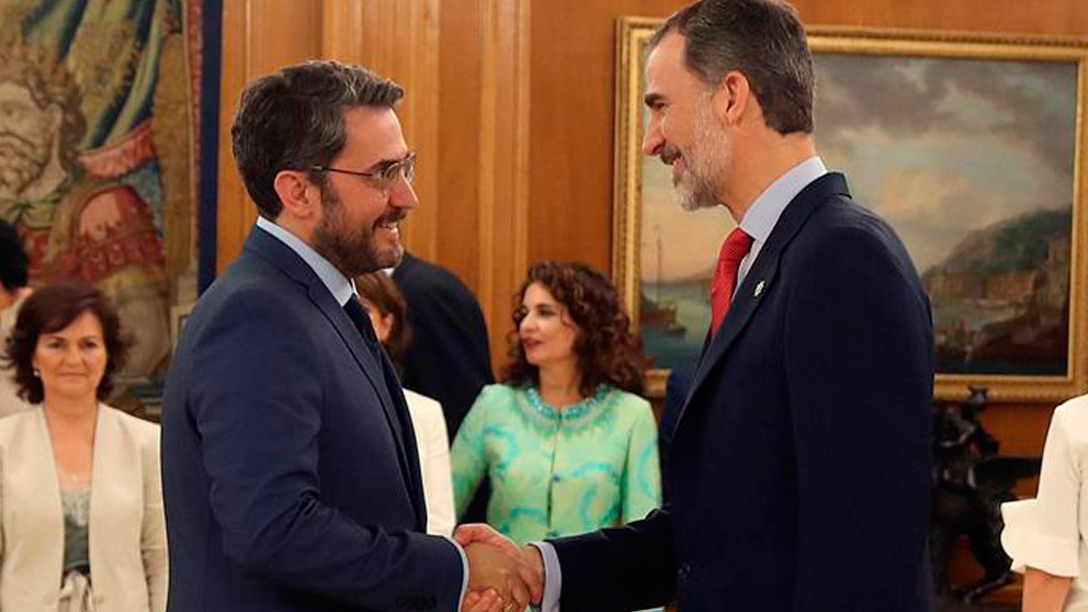 Màxim Huerta, ministro de Cultura, junto al Rey Felipe VI antes de jurar el cargo. Foto: EFE