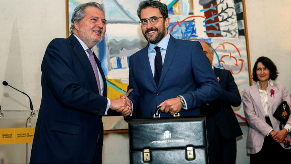 Màxim Huerta recibiendo la cartera del Ministerio de Cultura de manos del ex ministro Iñigo Méndez de Vigo. Foto: EFE