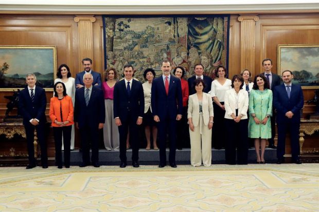 Los nuevos ministros elegidos por Pedro Sánchez en la Zarzuela tras jurar el cargo en presencia del Rey Felipe VI. Foto: EFE