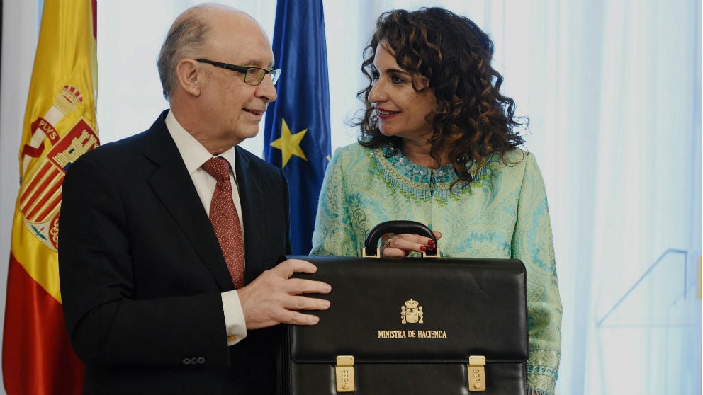 La ministra María Jesús Montero recibe la cartera de Hacienda de manos de su predecesor, Cristóbal Montoro. (Foto: EFE)