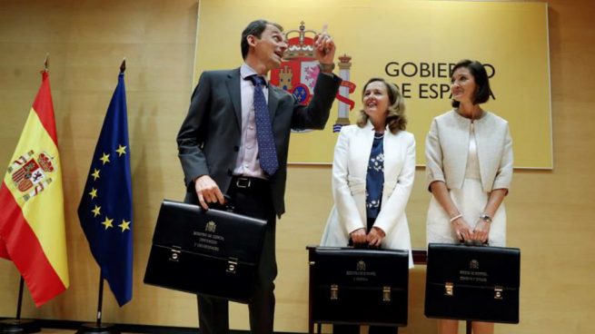 La ministra de Economía Nadia Calviño (c), la ministra de Industria Reyes Maroto (d), y el ministro de Ciencia Innnovación y Universidades Pedro Duque, tras recibir sus carteras de sus antecesores en el cargo. Foto: EFE