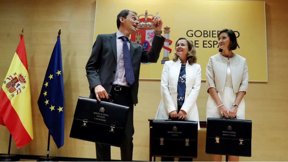 La ministra de Economía Nadia Calviño (c), la ministra de Industria Reyes Maroto (d), y el ministro de Ciencia Innnovación y Universidades Pedro Duque, tras recibir sus carteras de sus antecesores en el cargo. Foto: EFE