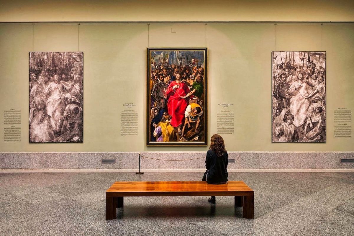 Una visitante en el Museo del Prado contemplando la obra del Expolio de El Greco (Foto. Prado)