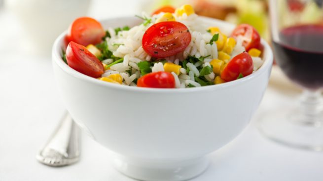 Arroz blanco con verduras y vinagreta