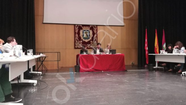 Nueva ofensa del gobierno de Carmena al Rey: el edil Sánchez Mato quita su retrato del pleno