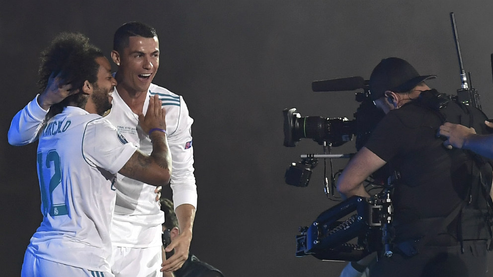 Cristiano Ronaldo y Marcelo celebran La Decimotercera en el Bernabéu. (AFP)