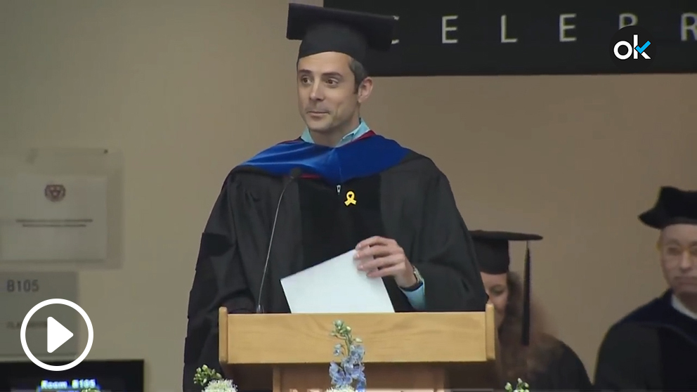El ingeniero químico Bernat Ollé con un lazo amarillo en un discurso en la Universidad de Harvard