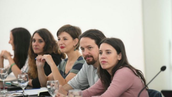 Iglesias responde rodeado de mujeres a la foto de Sánchez con su Gobierno feminista