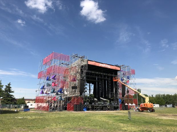 El montaje del escenario principal del festival Paraíso.