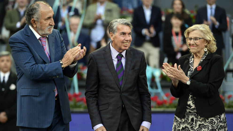 Tiriac, Santana y Carmena en el Master de Madrid. (AFP)