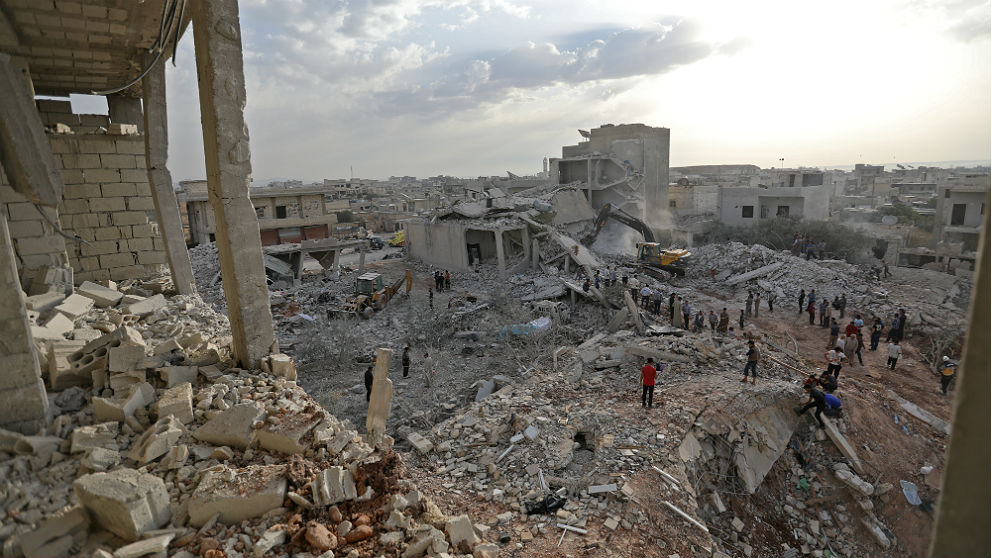 Escombros en la ciudad siria de Zardana, provincia de Idlib, destruida por los bombardeos atribuidos a la aviación rusa. (AFP)