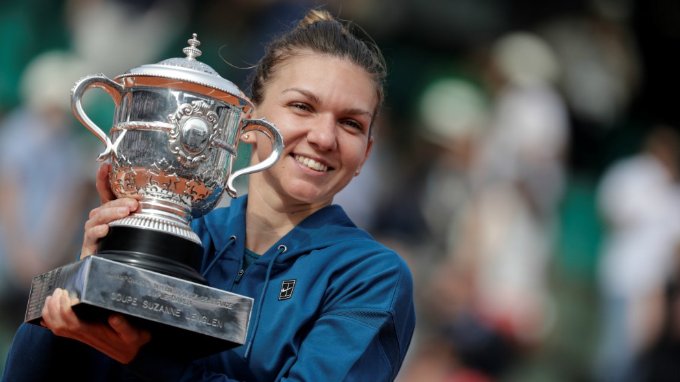 Simona Halep, con el trofeo de campeona de Roland Garros. (AFP)