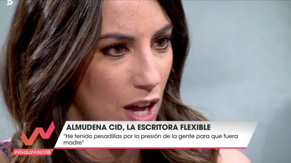 Almudena cid ha confesado la presión que ha sentido por no querer ser madre en ‘Viva la vida’. (Foto: Telecinco)