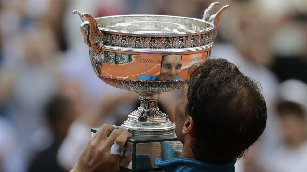 Nadal besa el trofeo de Roland Garros. (AFP)