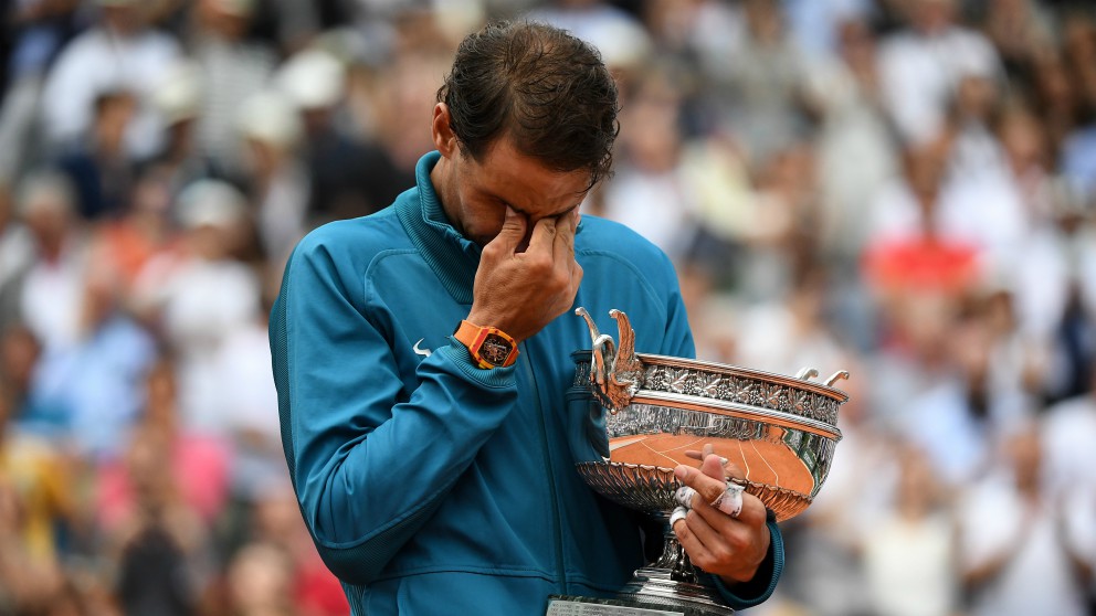 Rafael Nadal llora con la copa de campeón de Roland Garros en sus brazos. (AFP)