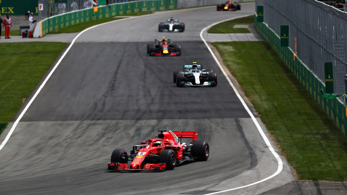 Sebastian Vettel con el Ferrari por delante de Bottas y Verstappen