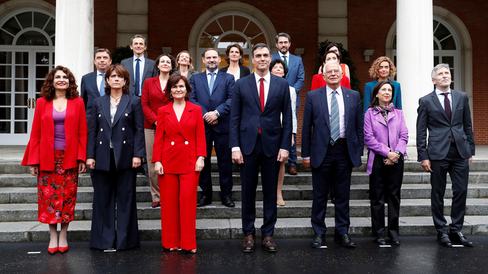 El presidente del Gobierno, Pedro Sánchez, con su equipo de ministros. (Foto: EFE)