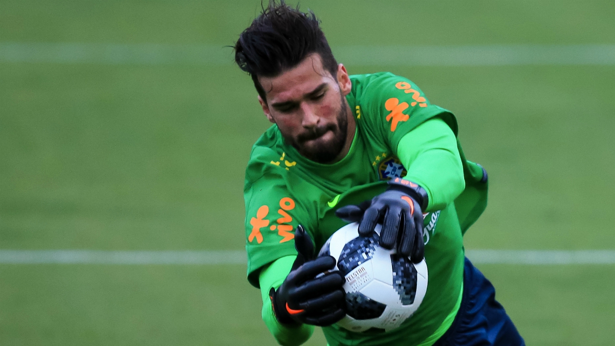 Alisson agarra el balón durante un entrenamiento con Brasil. (Getty Images)